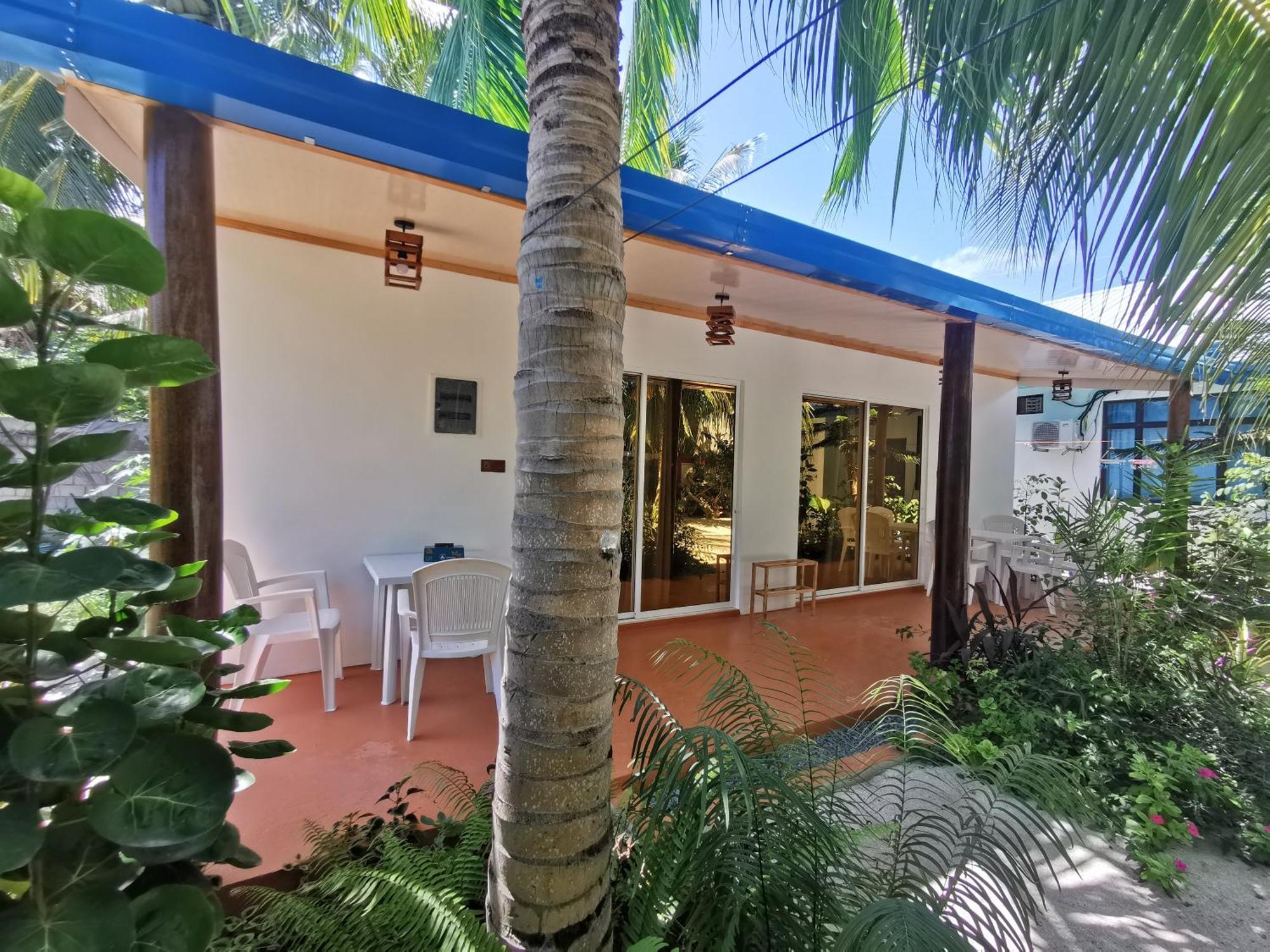 Blue Water Thoddoo Inn Room photo